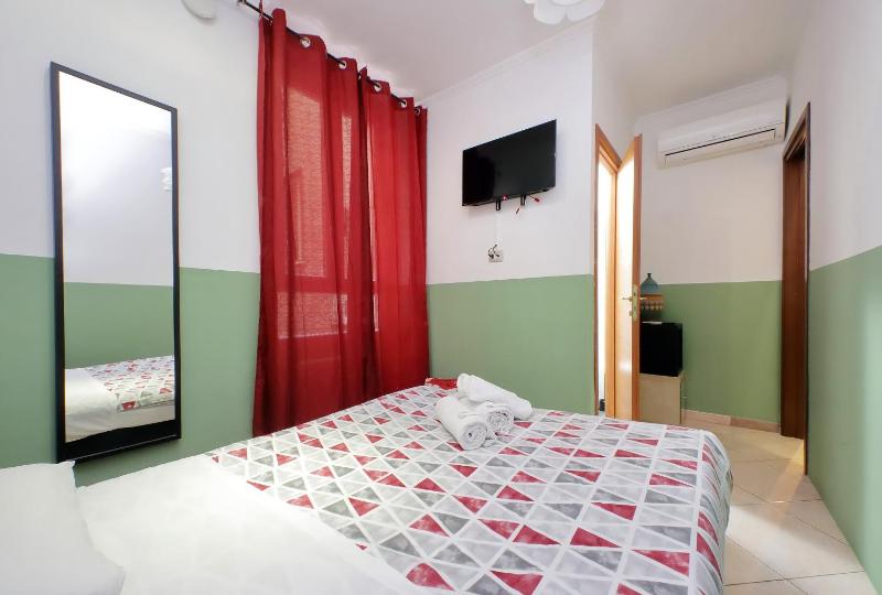 Double Room image 4