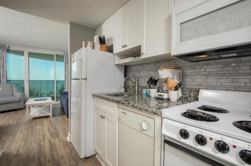 One-Bedroom Suite with Ocean View and Spa Bath image 3