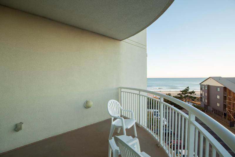 One-Bedroom Suite with Ocean View image 4