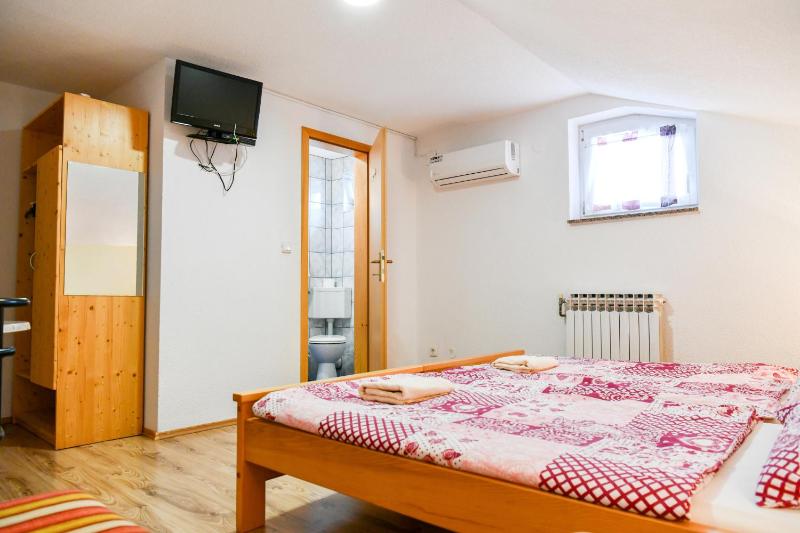 Twin Room image 4
