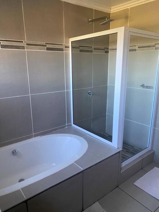 Waterford Executive Apartments - image 4