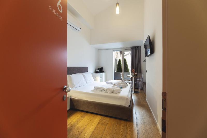 Small Double Room image 3