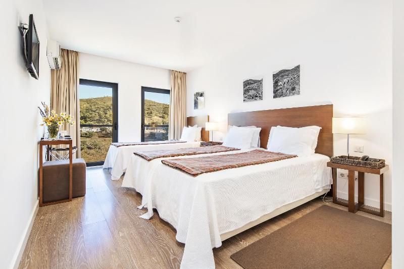 Twin Room with Extra Bed image 1