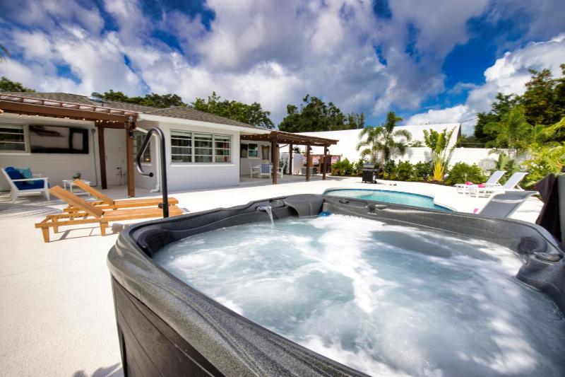 Tropical Oasis Heated Pool Hot Tub Near Siesta Key - image 36