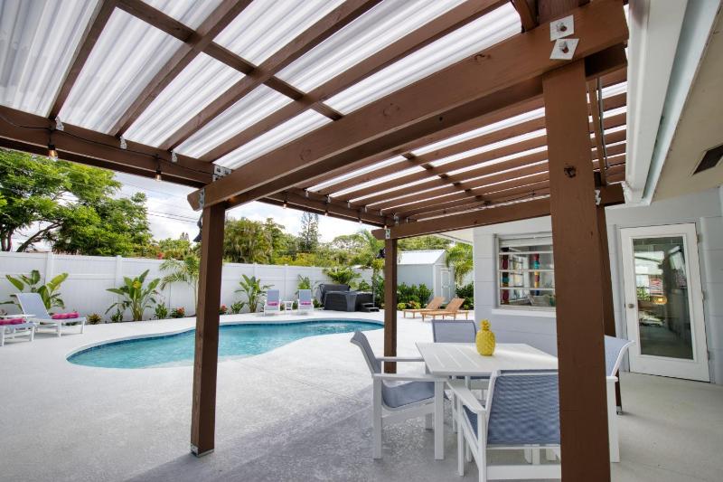 Tropical Oasis Heated Pool Hot Tub Near Siesta Key - image 19