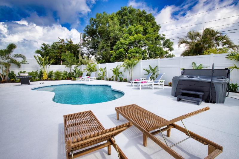 Tropical Oasis Heated Pool Hot Tub Near Siesta Key - image 17