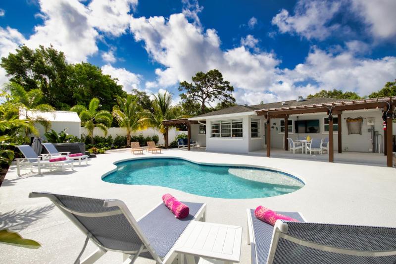 Tropical Oasis Heated Pool Hot Tub Near Siesta Key - image 21