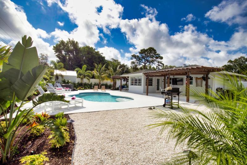 Tropical Oasis Heated Pool Hot Tub Near Siesta Key - image 7