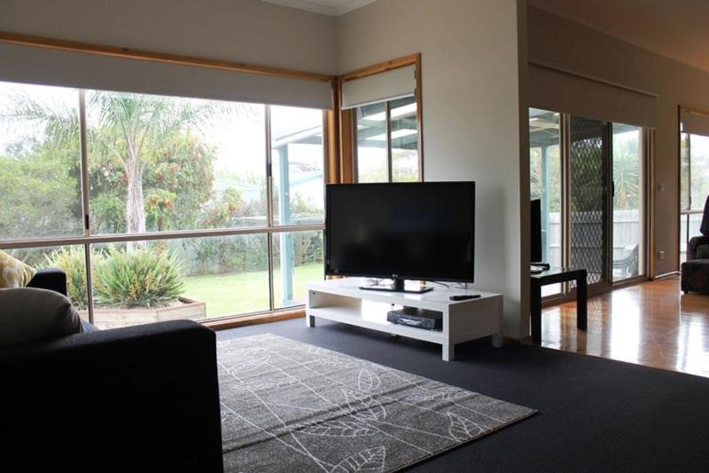 Family Holiday House with Open Plan Living - image 23