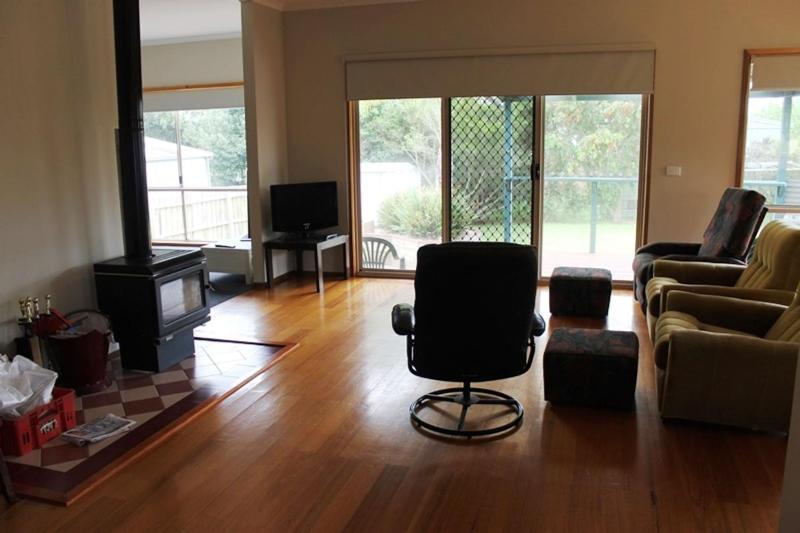 Family Holiday House with Open Plan Living - image 4