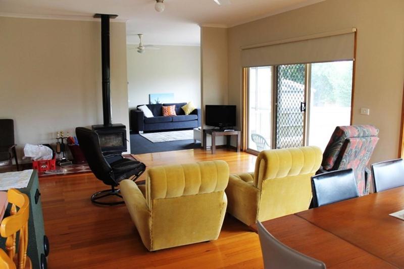 Family Holiday House with Open Plan Living - image 11