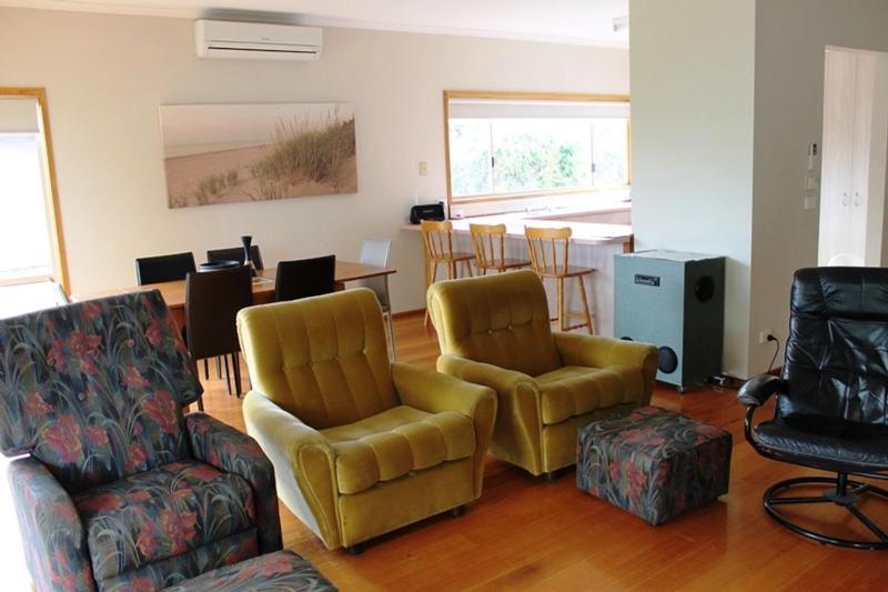 Family Holiday House with Open Plan Living - image 10