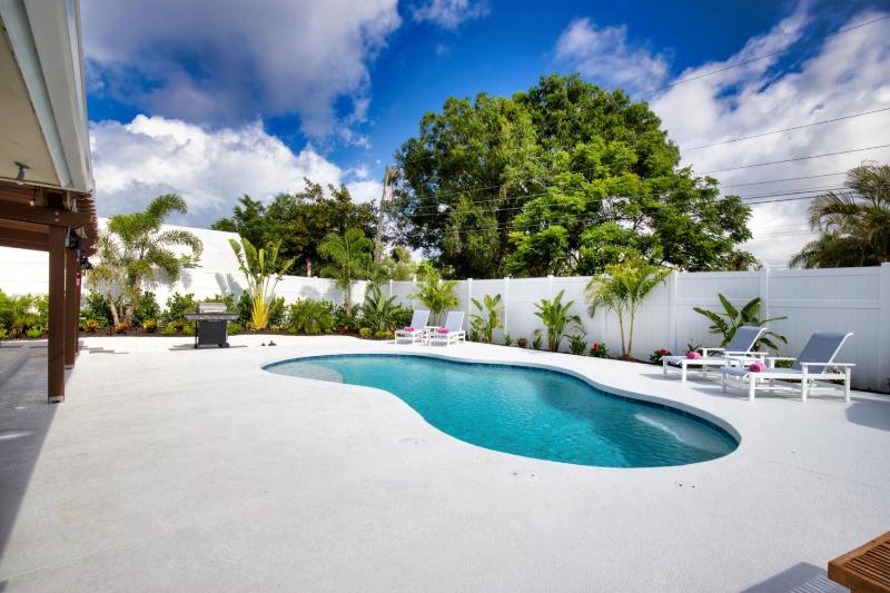 Tropical Oasis Heated Pool Hot Tub Near Siesta Key - image 11
