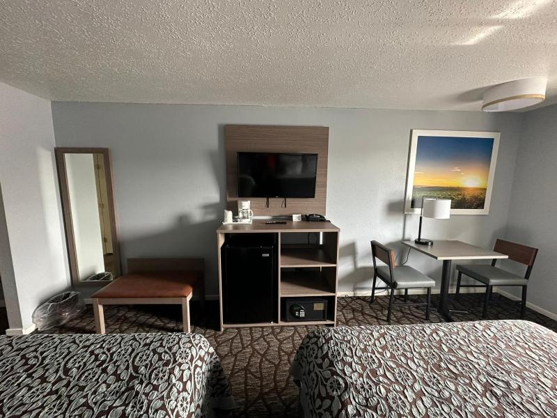 Queen Room with Two Queen Beds - Non-Smoking image 4