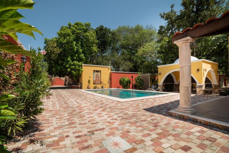 Espectacular casona con alberca y jardines Images