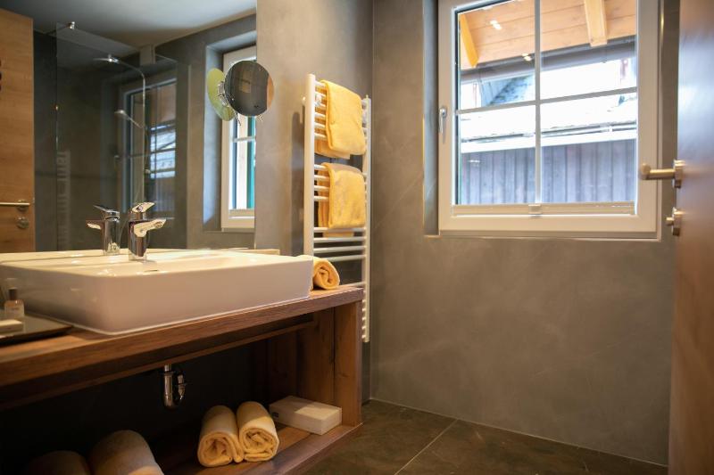 Deluxe Suite with Lake View image 3