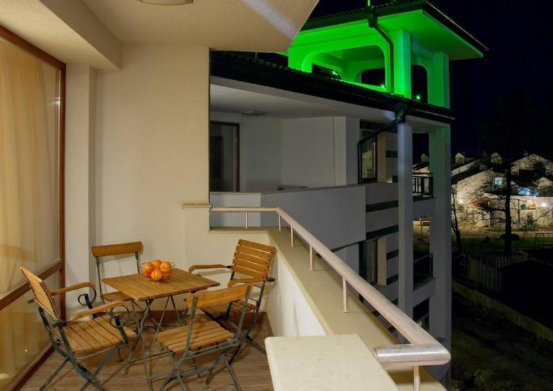Studio with Balcony (2 Adults + 1 Child) image 1