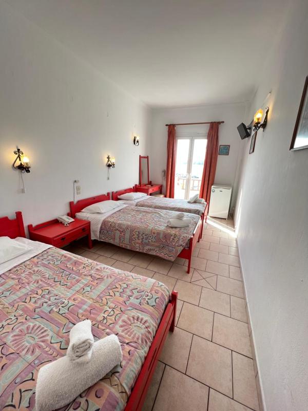 Triple Room with Sea View image 3