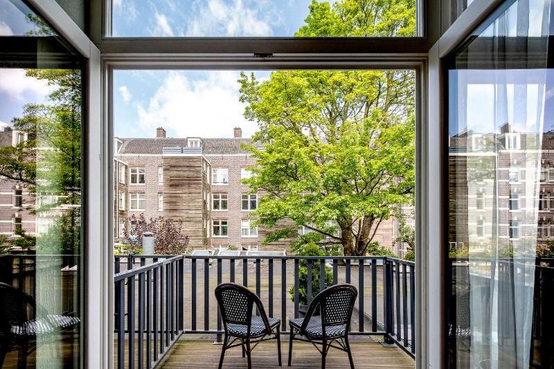 Twin Room with Balcony image 4