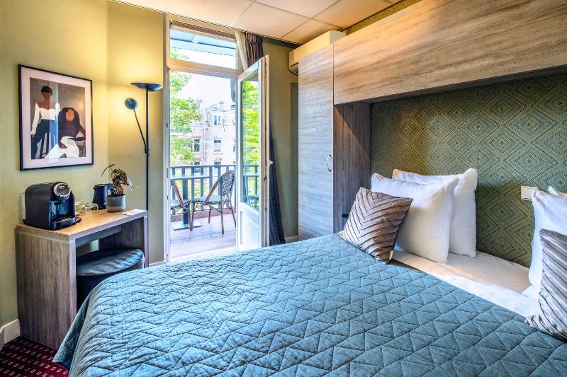 Double Room with Balcony image 2