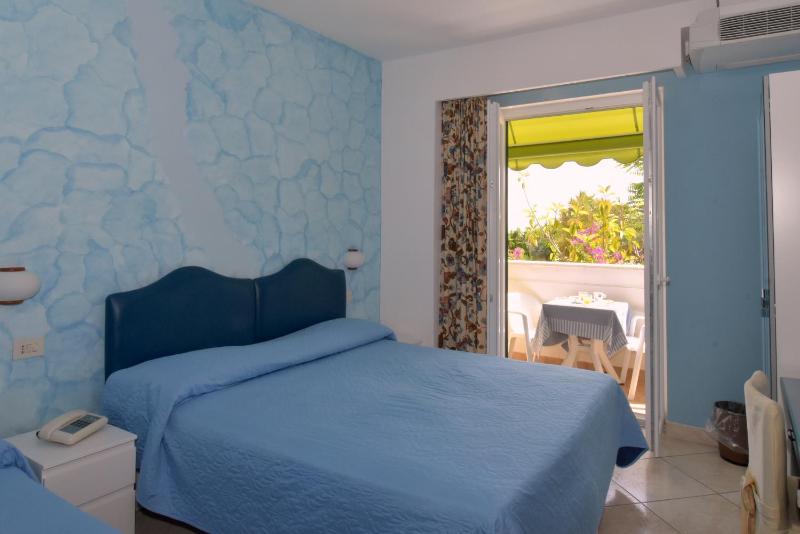 Triple Room with Sea View image 4