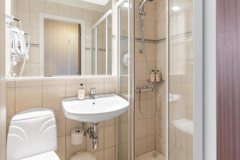 Standard Twin room image 2
