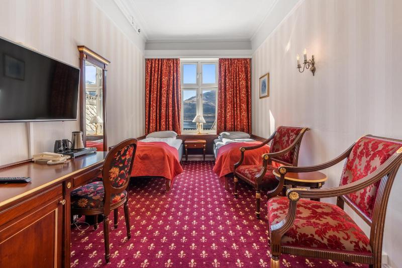 Standard Twin room image 1