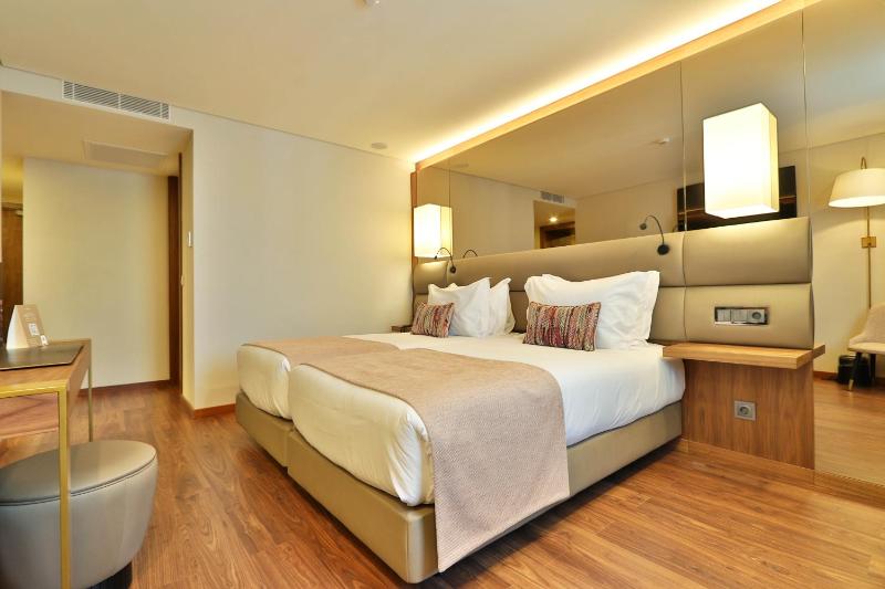 Superior Twin Room image 1