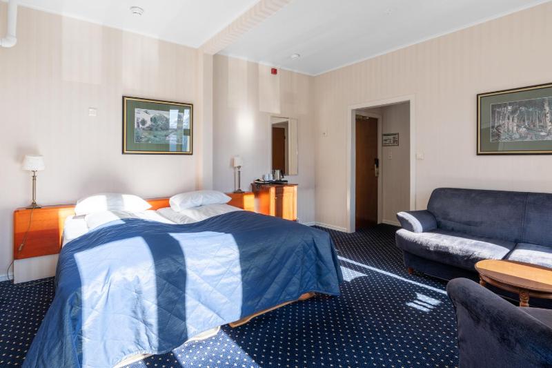 Standard doubleroom with railway view image 3