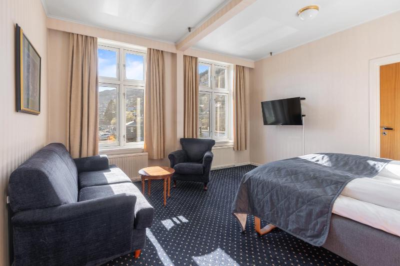 Standard doubleroom with railway view image 2
