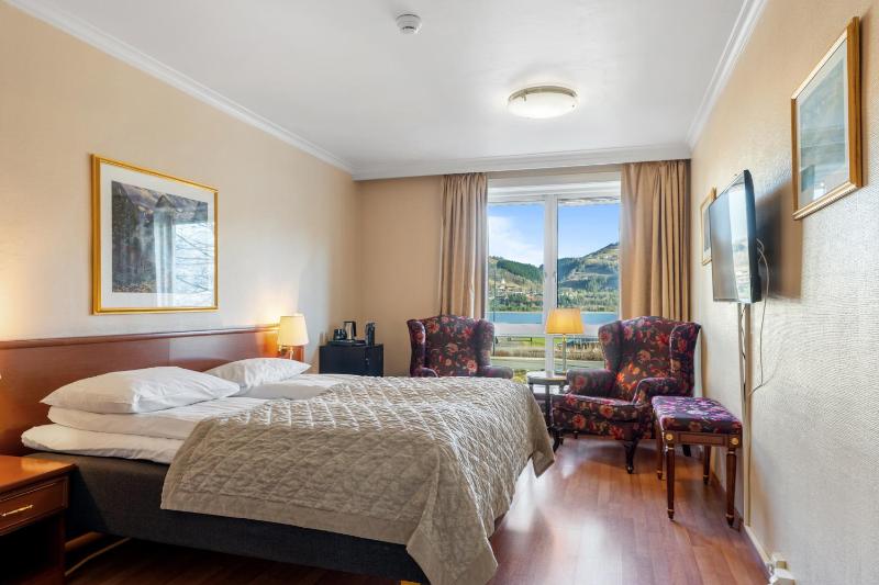 Standard doubleroom with lake view image 2