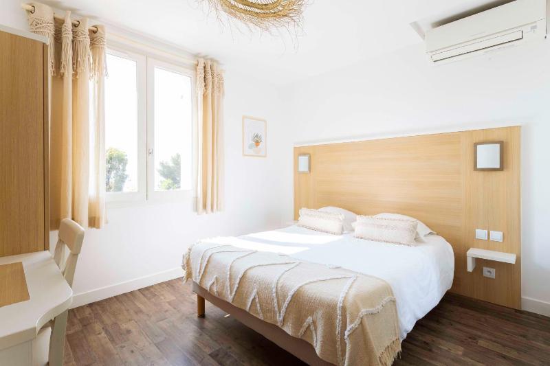Double or Twin Room image 4