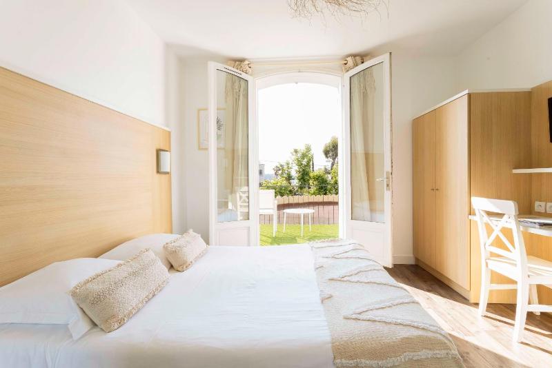 Standard Twin/Double Room with Balcony image 3