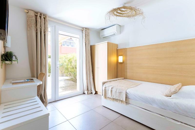 Quadruple Room with Terrace image 3