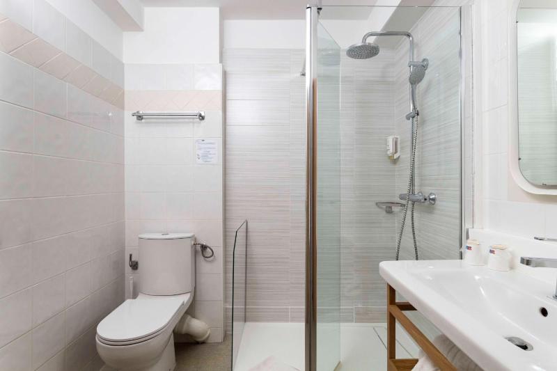 Double or Twin Room image 3