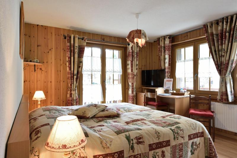 Standard Double Room image 3