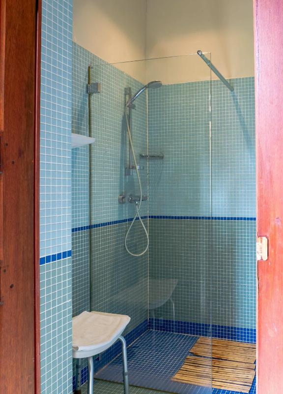 Budget Single Room with Shared Bathroom image 4