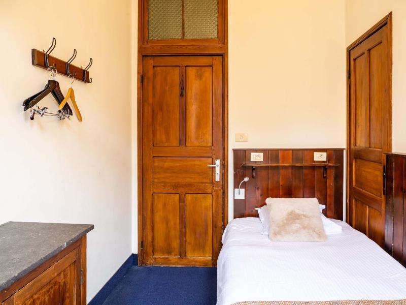Budget Single Room with Shared Bathroom image 3