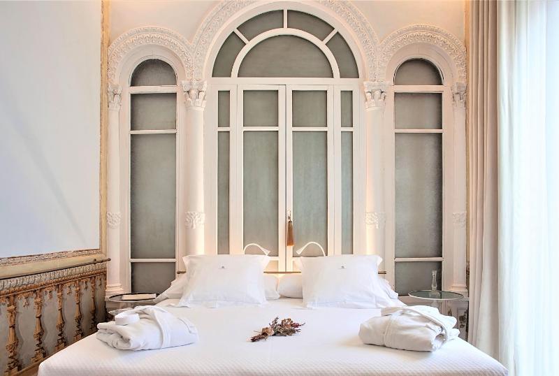 Deluxe Double Room with Bath image 1