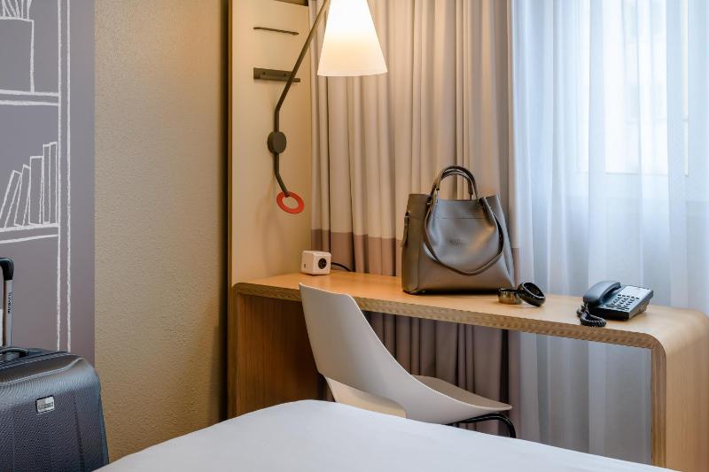 Twin Room image 4