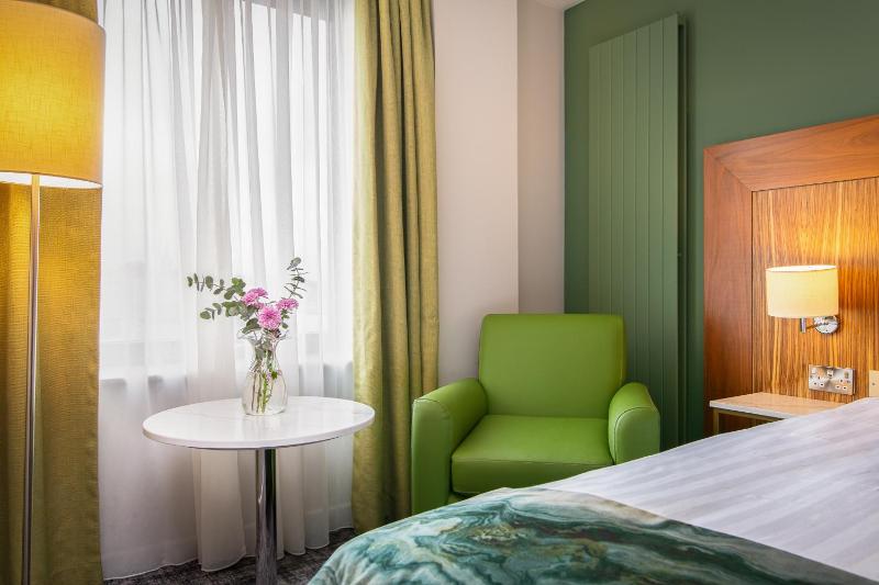 Twin Room image 4