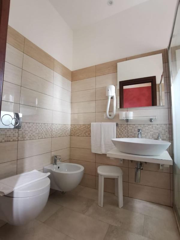 Deluxe Double or Twin Room image 2