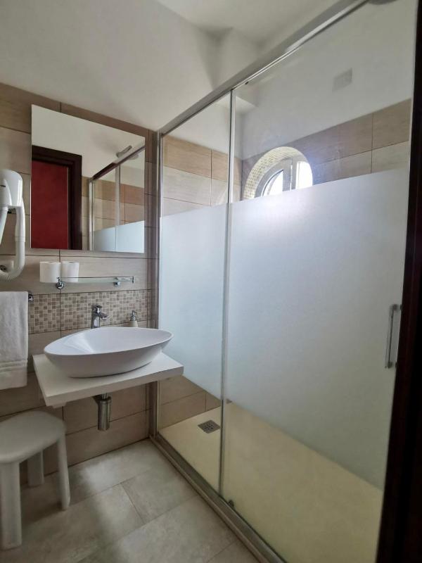 Deluxe Double or Twin Room image 3