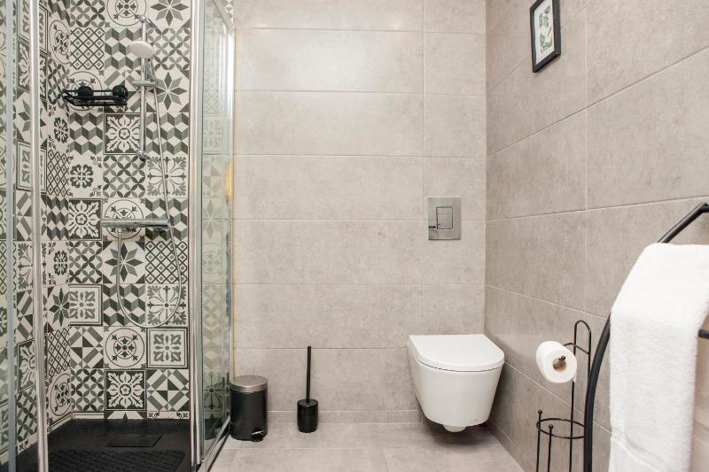 Host Wise - Amadeo Apartments - image 33