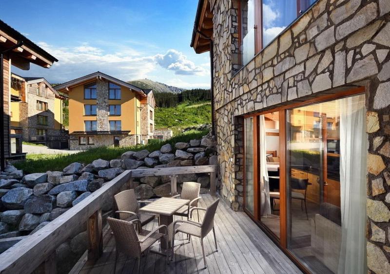 Apartment with Mountain View image 1