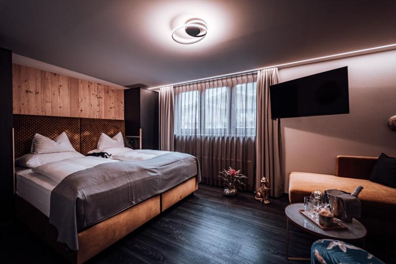 Standard Double Room image 3