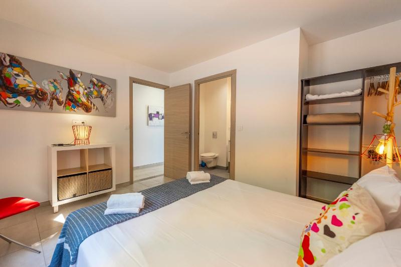 One-Bedroom Apartment image 4