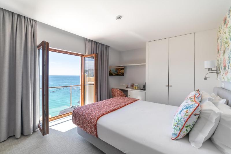 Double Room with Sea View image 4