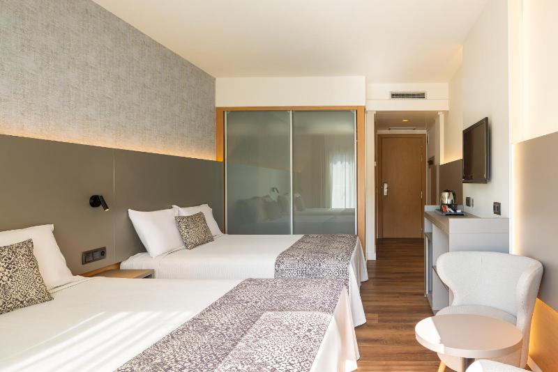 Double Room with Pool View image 3