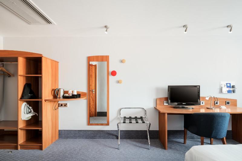 Standard Double Room with Free Hot Breakfast - Accessible image 1